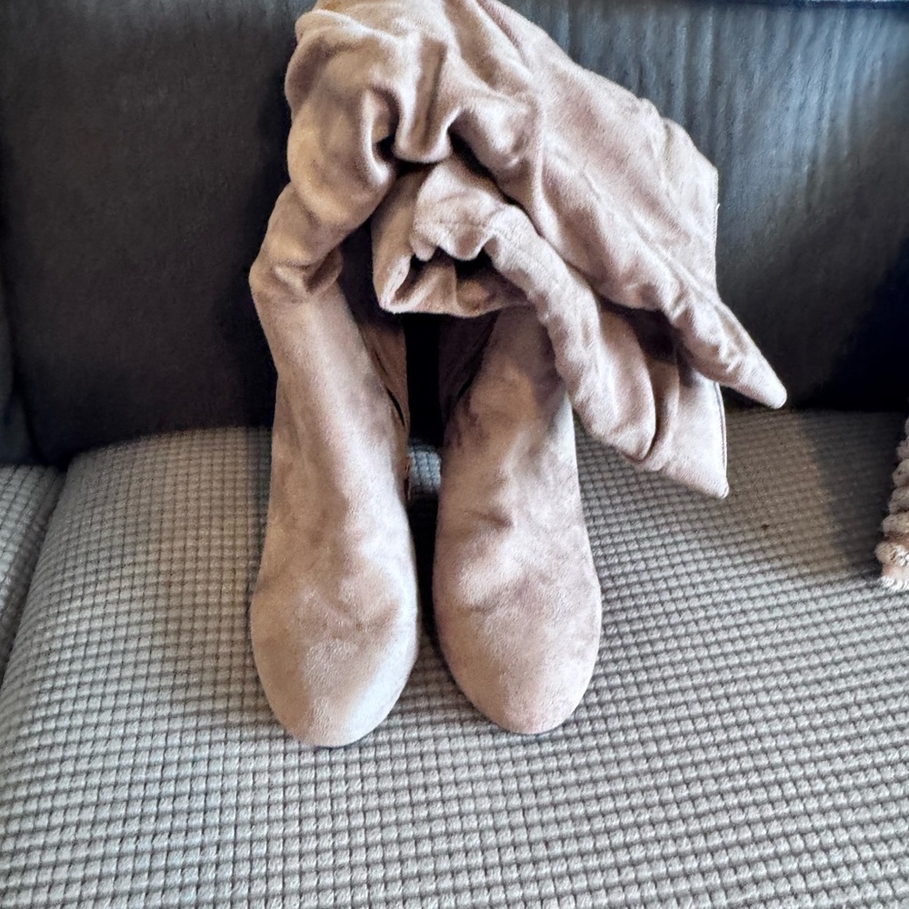 Elegant Tan Women's Boots